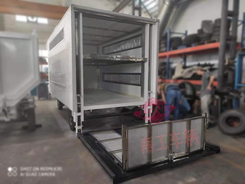 5吨厢式米兰（中国）带垂直升降尾板工具拖车