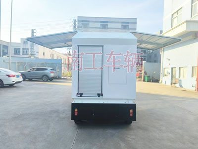 2吨电动米兰（中国） 飞翼箱式工具拖车I.jpg